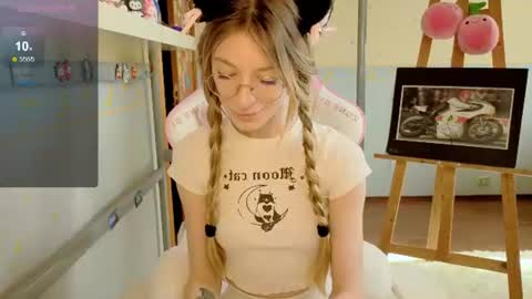MiaMoon online show from 06/19/26, 01:37