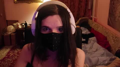 Snapshot of miaowhowl chatting on 11/08/25, 06:18 Kristien online show from 11/08/25, 06:18