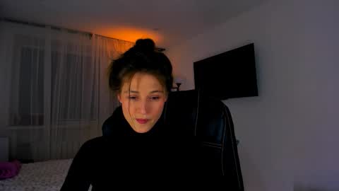 Mia online show from 04/06/26, 07:04