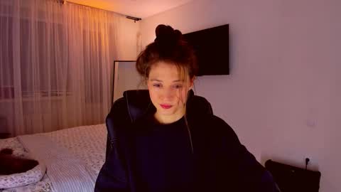 Mia online show from 04/09/26, 07:19