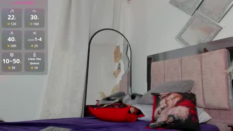 miapearls_ online show from 12/15/25, 02:16