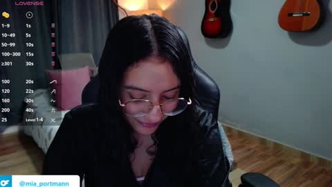 Snapshot of miaportman chatting on 12/17/24, 08:32 MIAPORTMANN online show from 12/17/24, 08:32