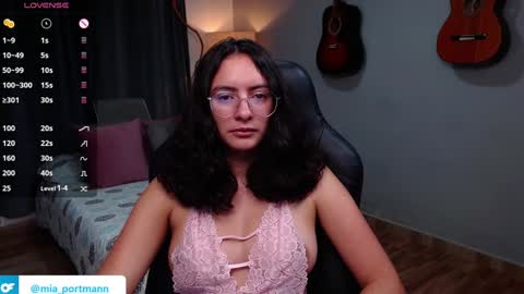 Snapshot of miaportman chatting on 12/18/24, 09:14 MIAPORTMANN online show from 12/18/24, 09:14