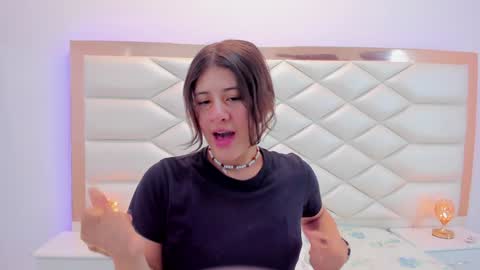 Snapshot of miaqueen021 chatting on 01/17/25, 12:21 Sweetie Mia online show from 01/17/25, 12:21