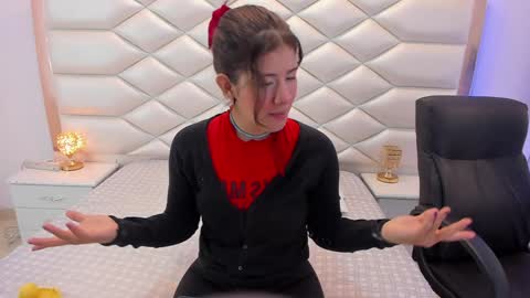 Snapshot of miaqueen021 chatting on 02/03/25, 12:25 Sweetie Mia online show from 02/03/25, 12:25