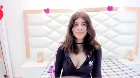 Snapshot of miaqueen021 chatting on 02/13/25, 03:35 Sweetie Mia online show from 02/13/25, 03:35