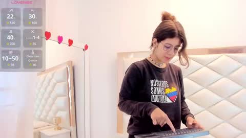 Snapshot of miaqueen021 chatting on 02/19/25, 12:44 Sweetie Mia online show from 02/19/25, 12:44