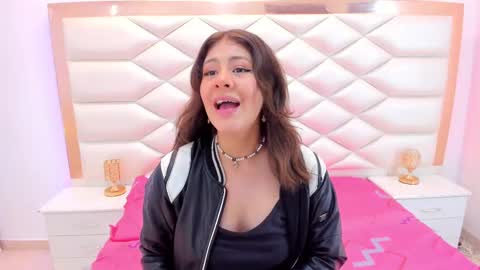 Snapshot of miaqueen021 chatting on 02/25/25, 12:24 Sweetie Mia online show from 02/25/25, 12:24