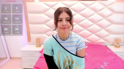 Snapshot of miaqueen021 chatting on 02/26/25, 12:25 Sweetie Mia online show from 02/26/25, 12:25