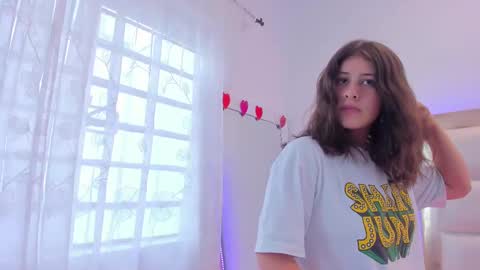 Snapshot of miaqueen021 chatting on 03/01/25, 06:32 Sweetie Mia online show from 03/01/25, 06:32