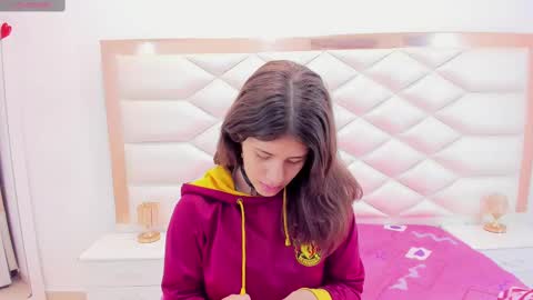 Snapshot of miaqueen021 chatting on 03/06/25, 12:30 Sweetie Mia online show from 03/06/25, 12:30