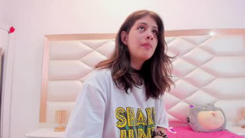 Snapshot of miaqueen021 chatting on 03/12/25, 06:33 Sweetie Mia online show from 03/12/25, 06:33