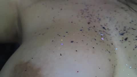 Snapshot of miasavagex18 chatting on 01/01/25, 06:05 MiaHancock online show from 01/01/25, 06:05