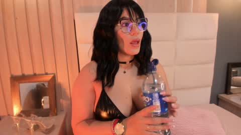 Mia online show from 02/07/25, 05:51