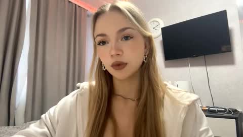 Snapshot of miasuszynski chatting on 02/04/26, 12:00 Milana online show from 02/04/26, 12:00