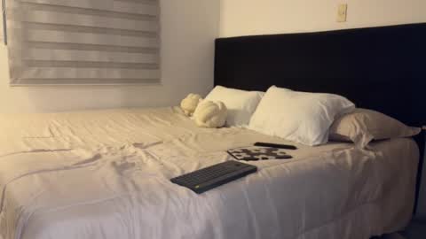 Mia online show from 10/09/25, 12:08