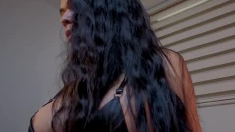 Mia online show from 09/19/25, 06:41