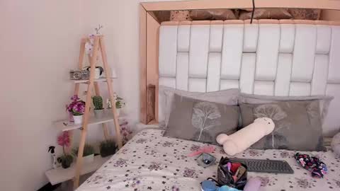 Mia Villalobos online show from 02/11/25, 06:22