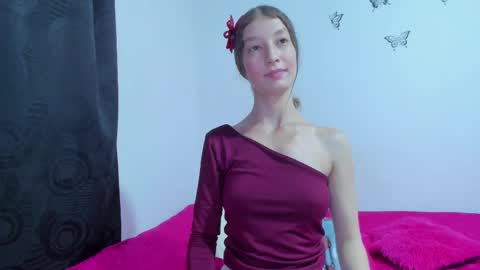 Snapshot of miavolkova_ chatting on 03/06/25, 04:08  Chloe  online show from 03/06/25, 04:08