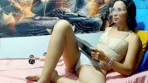 Mia online show from 12/22/25, 04:20