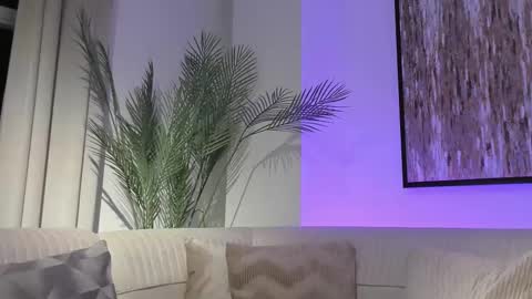 Michael Salens independent model online show from 03/08/25, 10:22