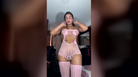 Snapshot of michelle_delatorre chatting on 02/25/26, 01:43 MICHELLE DE LA TORRE online show from 02/25/26, 01:43