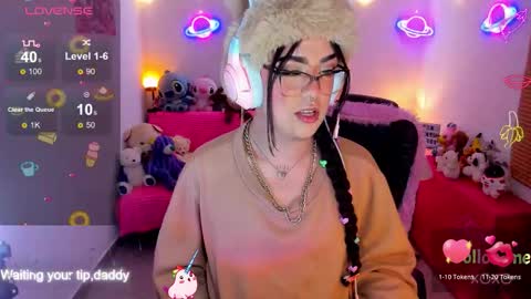 Snapshot of michellevanss22 chatting on 11/11/25, 04:01 online show from 11/11/25, 04:01