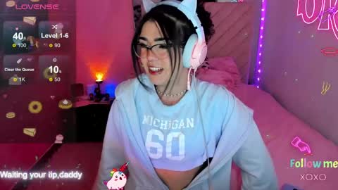 Snapshot of michellevanss22 chatting on 04/23/26, 04:57 online show from 04/23/26, 04:57