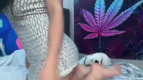 Snapshot of micielo87 chatting on 12/31/24, 08:04 Skye online show from 12/31/24, 08:04