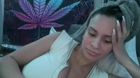 Snapshot of micielo87 chatting on 03/04/25, 06:26 Skye online show from 03/04/25, 06:26