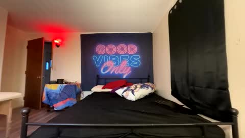 midnightmochi2 online show from 04/15/26, 12:06