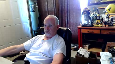 Snapshot of midwestdad09 chatting on 06/11/26, 07:34 midwestdad09 online show from 06/11/26, 07:34