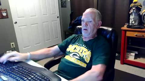 Snapshot of midwestdad09 chatting on 06/14/26, 07:43 midwestdad09 online show from 06/14/26, 07:43