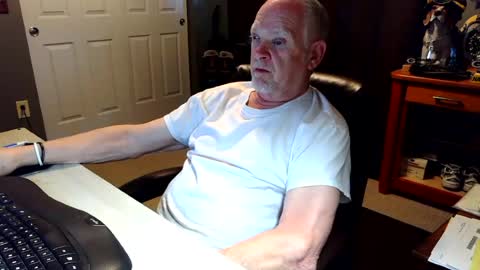 Snapshot of midwestdad09 chatting on 06/19/26, 12:26 midwestdad09 online show from 06/19/26, 12:26