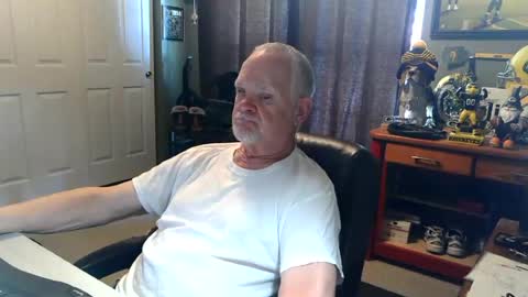 Snapshot of midwestdad09 chatting on 06/20/26, 06:44 midwestdad09 online show from 06/20/26, 06:44