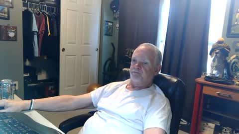Snapshot of midwestdad09 chatting on 06/26/26, 01:37 midwestdad09 online show from 06/26/26, 01:37