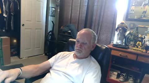 Snapshot of midwestdad09 chatting on 07/09/26, 06:23 midwestdad09 online show from 07/09/26, 06:23