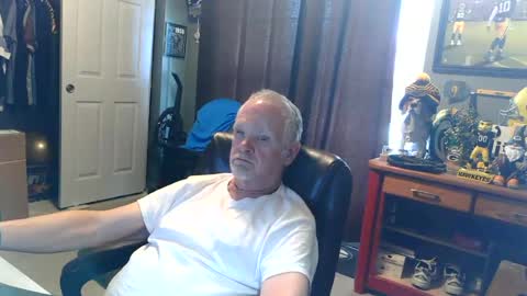 Snapshot of midwestdad09 chatting on 07/10/26, 07:49 midwestdad09 online show from 07/10/26, 07:49