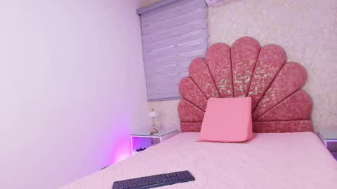 Mia  online show from 11/12/25, 11:54