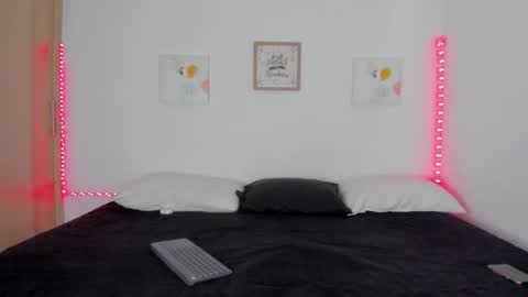 Snapshot of miia__jones chatting on 12/19/25, 07:43 Mia Jones online show from 12/19/25, 07:43
