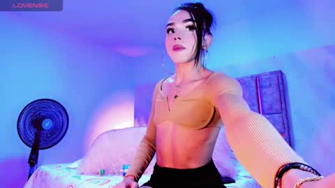 Snapshot of miia_sophia chatting on 12/15/25, 08:40 online show from 12/15/25, 08:40