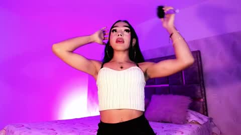 Snapshot of miia_sophia chatting on 12/18/25, 01:44 online show from 12/18/25, 01:44