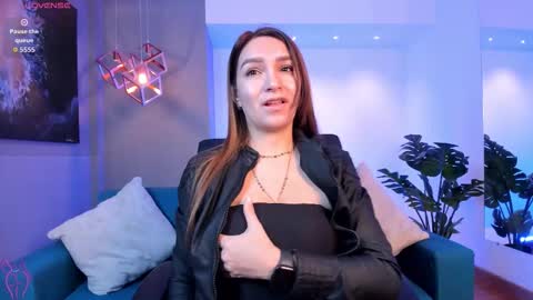 Miia 3 online show from 11/28/25, 11:46