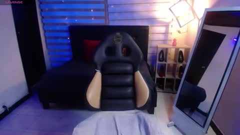 miiaa_evans1 online show from 10/18/25, 08:09