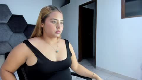 Snapshot of mikaelastonne chatting on 04/19/26, 06:54 Mikaela blondie bigass online show from 04/19/26, 06:54