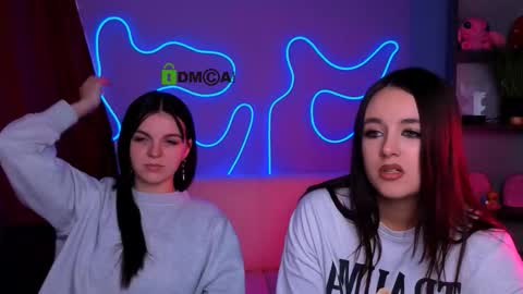 Mika online show from 11/19/25, 11:32