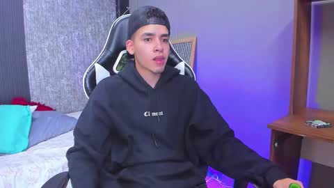 Mike 0233 online show from 03/06/25, 03:57