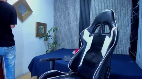 Mike 0233 online show from 11/12/25, 04:13