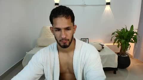 Snapshot of mikethomson01 chatting on 05/27/26, 12:29 Mike online show from 05/27/26, 12:29