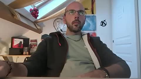 Snapshot of mikmik91 chatting on 12/17/24, 03:39 mikmik91 online show from 12/17/24, 03:39